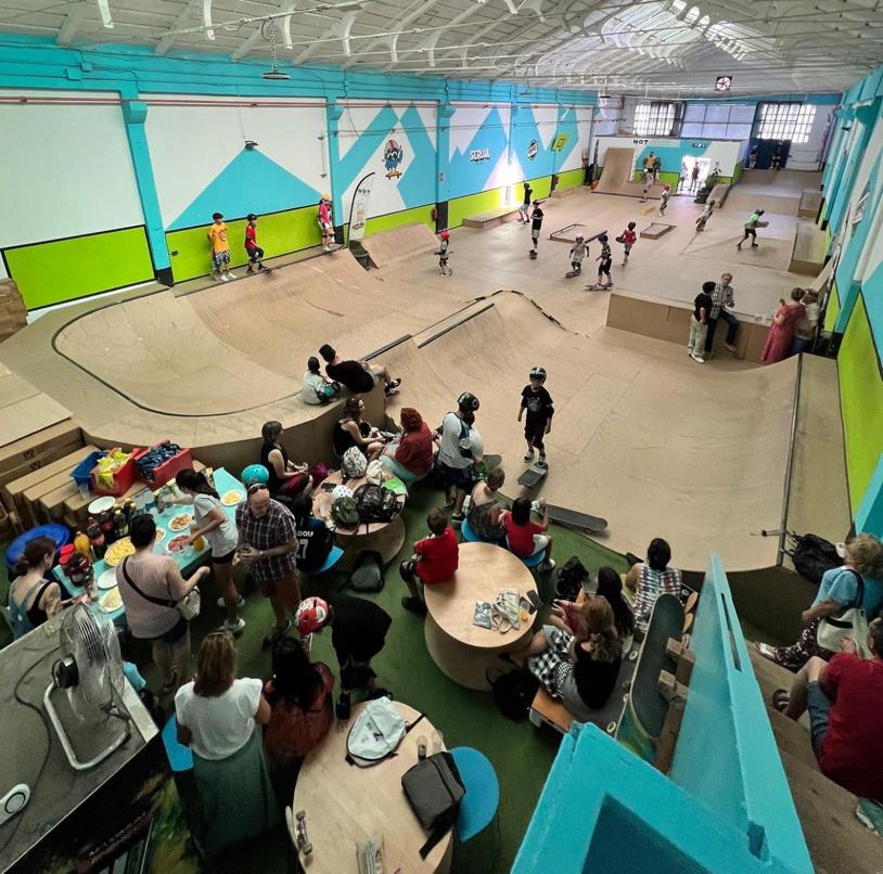 interior del indoor skatepark nido skate house